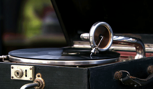 old-gramophone-spinning_2